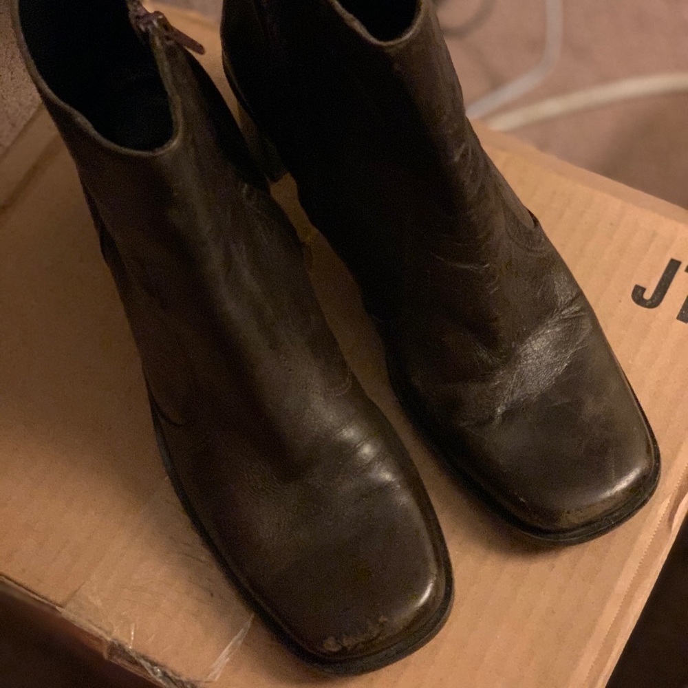 Etienne Aigner rich brown leather short boots